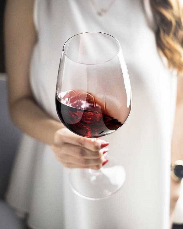 Uống 1 ly rượu vang trước khi ngủ có tốt không, nên uống rượu vang nào?