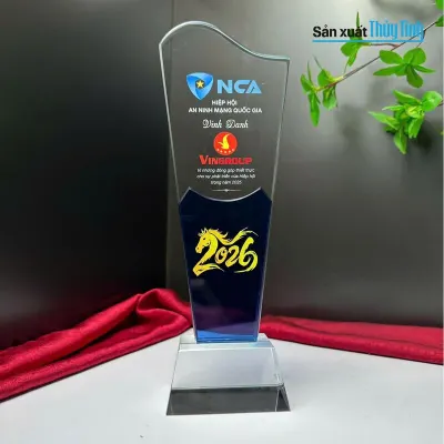Cúp vinh danh khen thưởng năm 2026