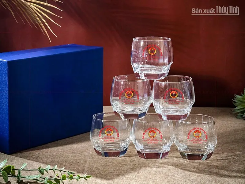 ly thủy tinh quà tặng in logo theo yêu cầu