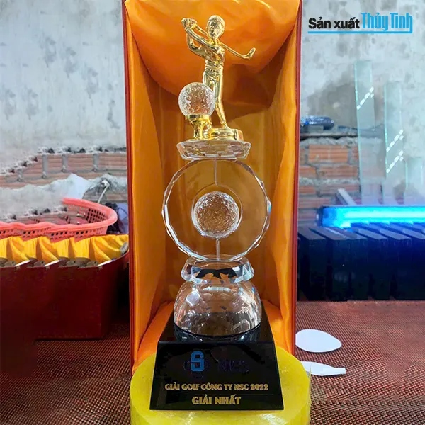 biểu trưng thủy tinh quà tặng doanh nghiệp