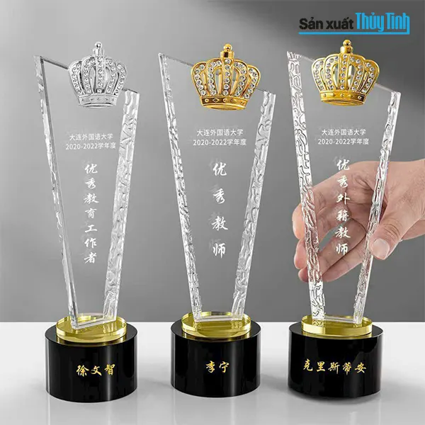 biểu trưng thủy tinh quà tặng doanh nghiệp