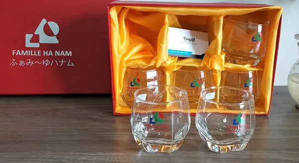 In logo lên ly thủy tinh bền màu, sắc nét theo yêu cầu, địa chỉ cung cấp ly thủy tinh in logo chất lượng giá tốt tại TPHCM