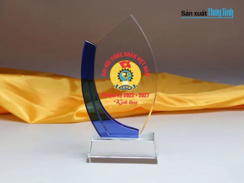 biểu trưng thủy tinh quà tặng doanh nghiệp