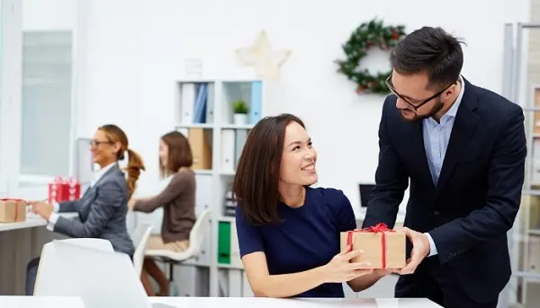 Quà tặng nhân viên, công nhân bằng thuỷ tinh in logo giá tốt tại tphcm