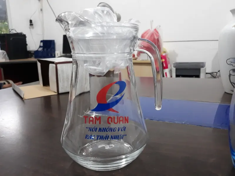 Đặt bộ cốc thuỷ tinh kèm bình in logo làm quà tặng doanh nghiệp ở đâu tại tphcm ?